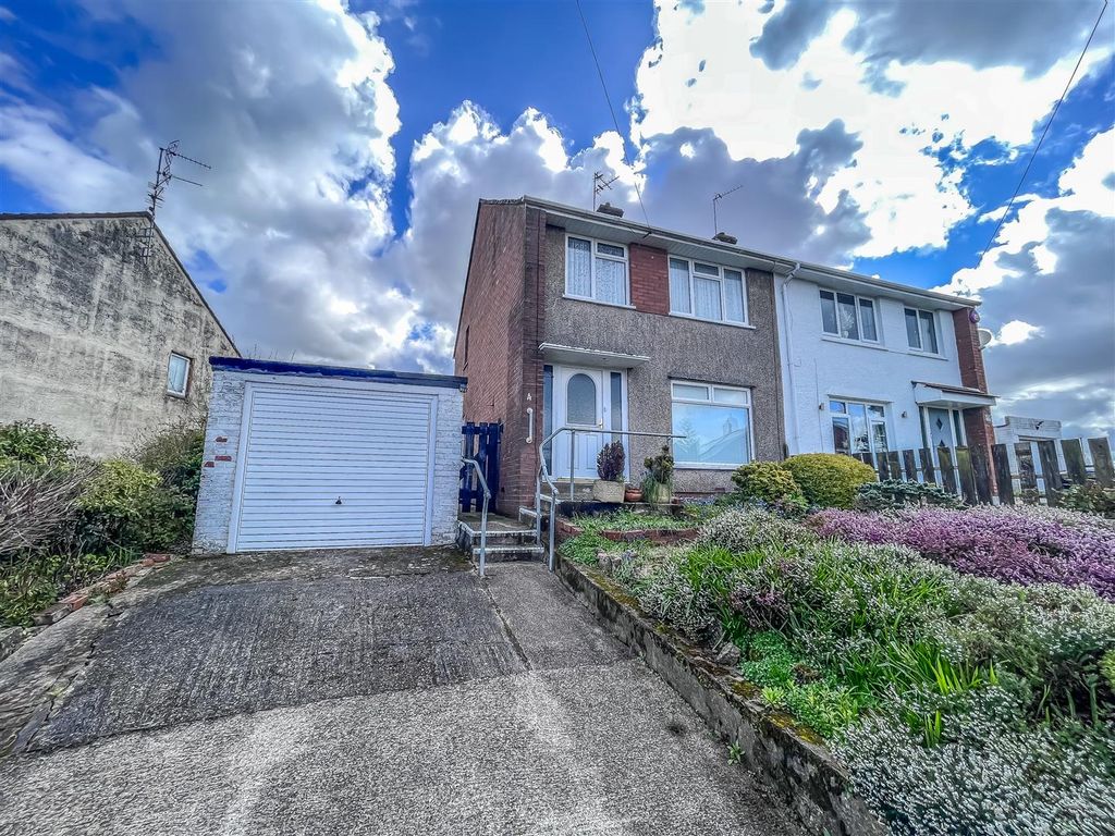 3 bed semidetached house for sale in Hollybush Avenue, Newport NP20