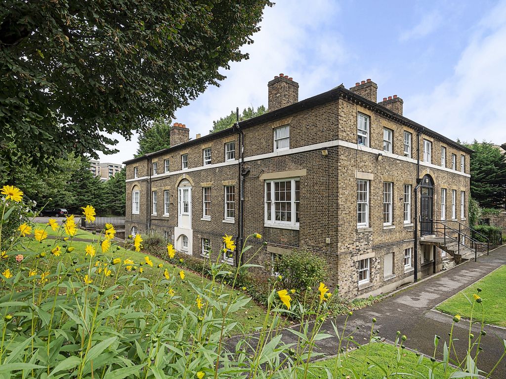 2 bed flat to rent in Connaught Mews SE18 Zoopla