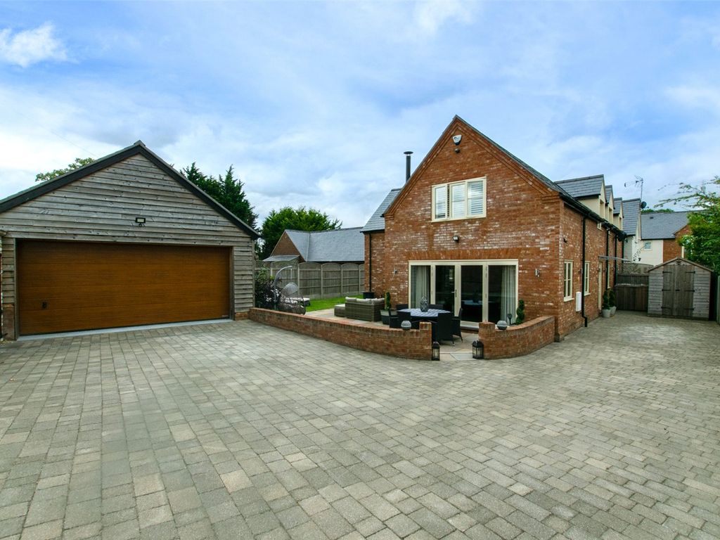 3 bed barn conversion for sale in Stoke Road, Stoke Hammond, Bucks MK17