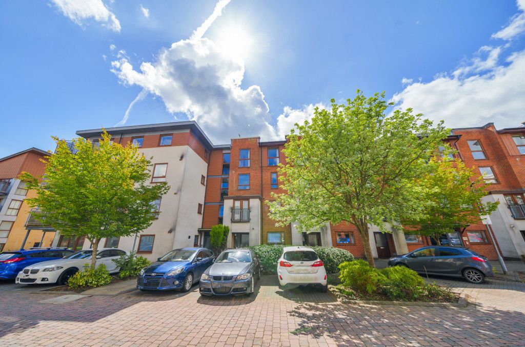 2 bed flat for sale in Commonwealth Drive, Crawley, West Sussex RH10