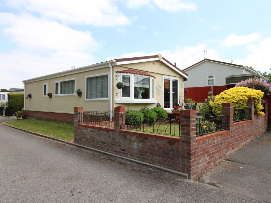 2 bed mobile/park home for sale in Third Avenue, Ravenswing Park