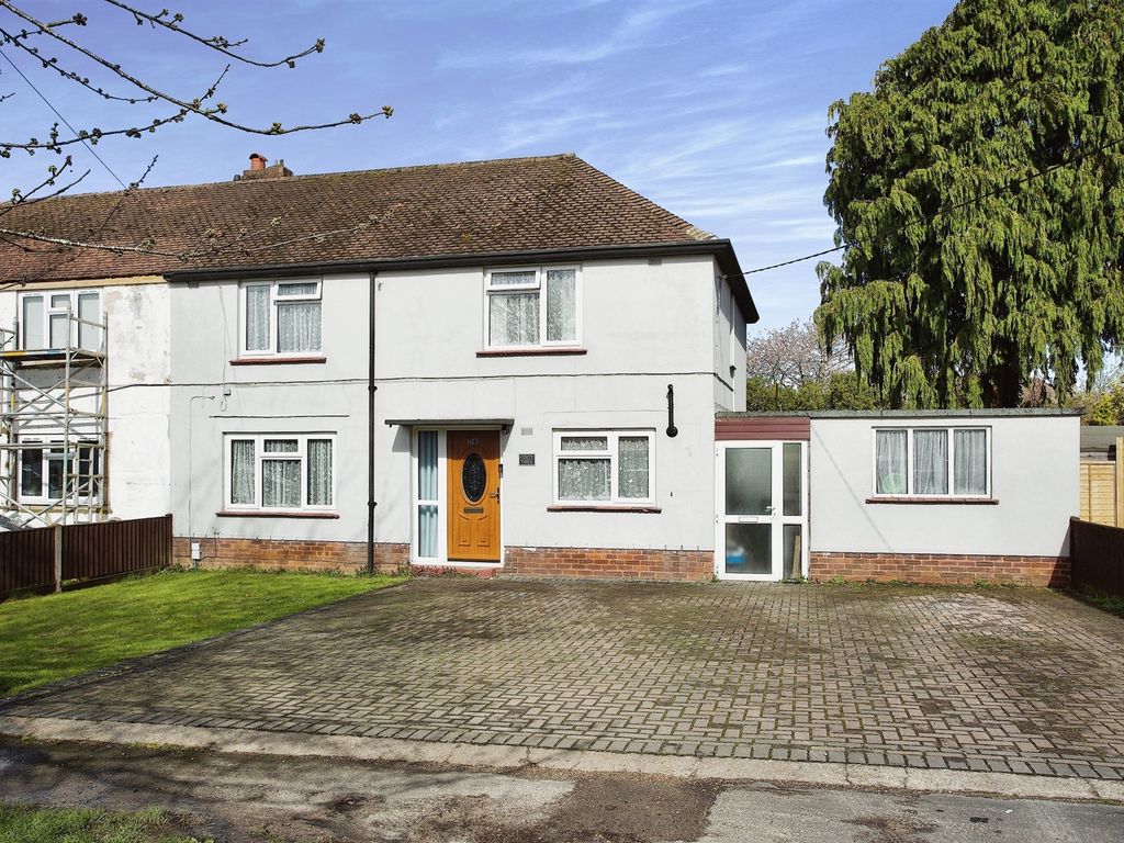 4 bed semidetached house for sale in Queens View, Netley Abbey