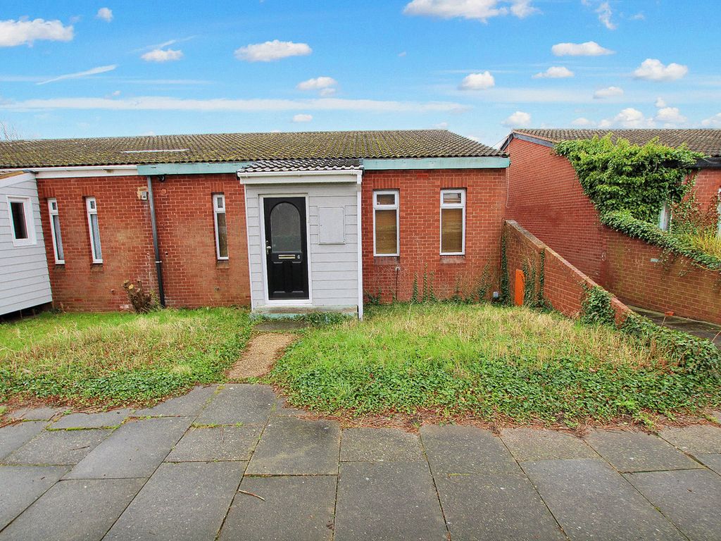 4 bed end terrace house for sale in Freshwater Drive, Basildon SS16, £