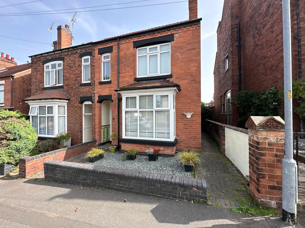 4 bed semidetached house for sale in Mervyn Road, BurtonOnTrent DE15