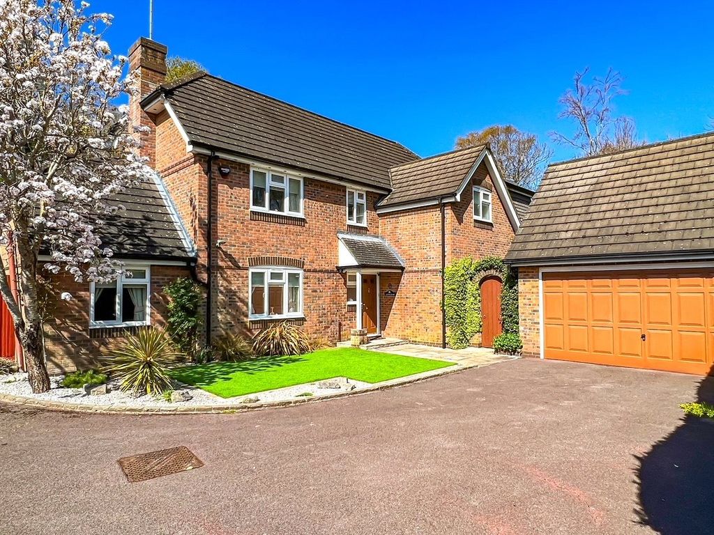 4 bed detached house for sale in Dumbleton Close, Southampton
