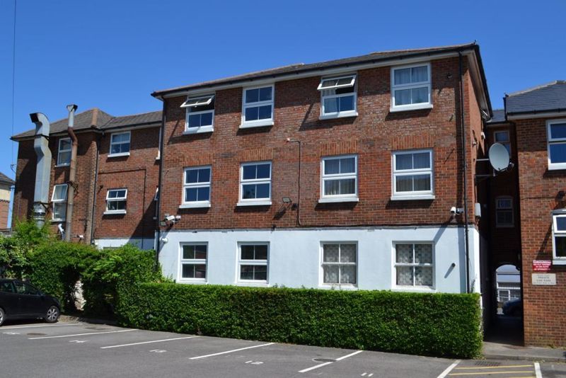 Studio to rent in Priory Road, Tonbridge TN9, £800 pcm Zoopla