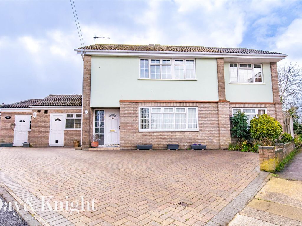 5 bed detached house for sale in Kingfisher Court, Carlton Colville