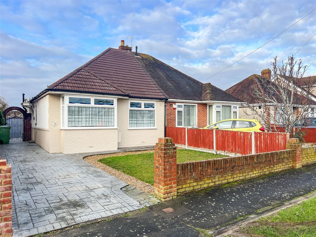 2 bed semidetached bungalow for sale in The Leaway, Portchester
