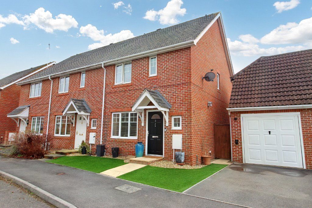 3 bed end terrace house for sale in Reynolds Street, Fleet, Hampshire