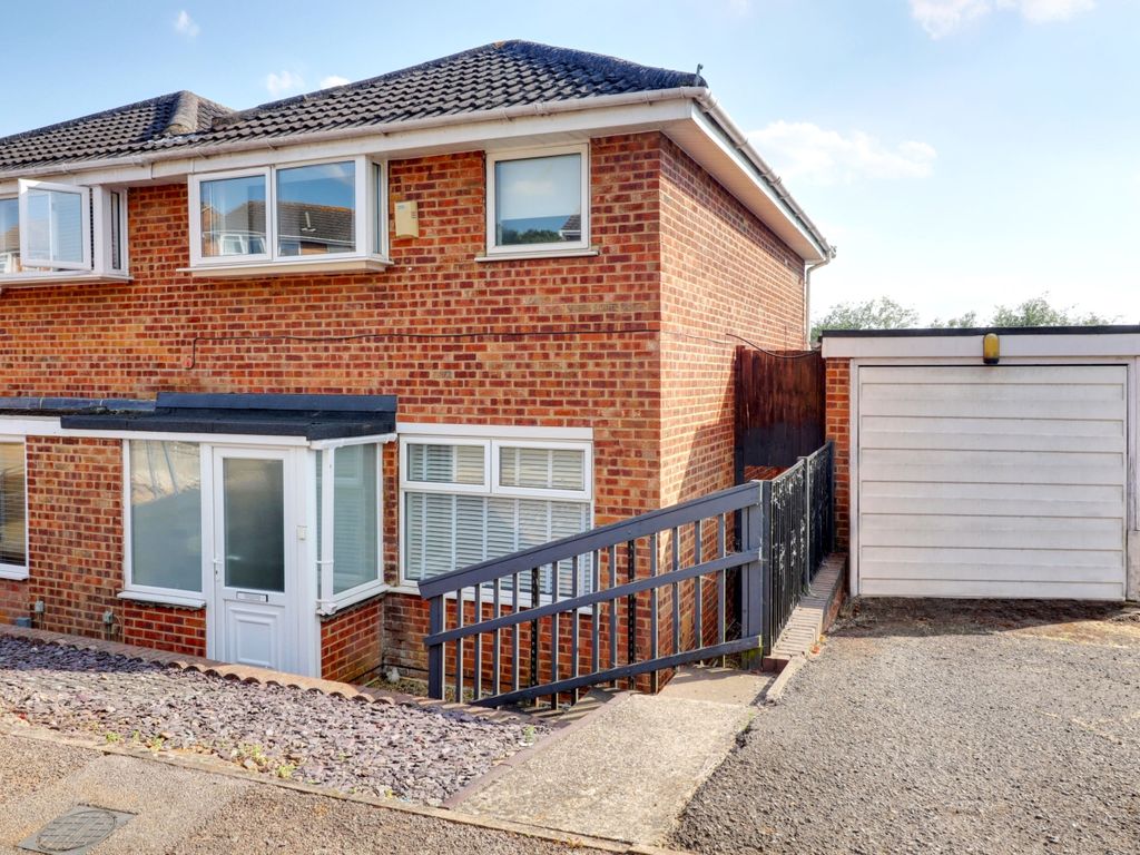 3 bed semidetached house for sale in Marchwood Close, Northampton