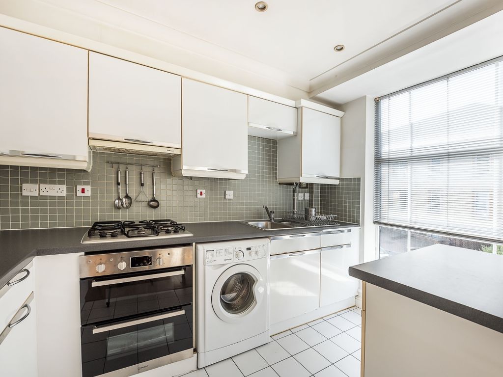 2 bed flat to rent in Kingston Hill, Kingston Upon Thames KT2, £1,750