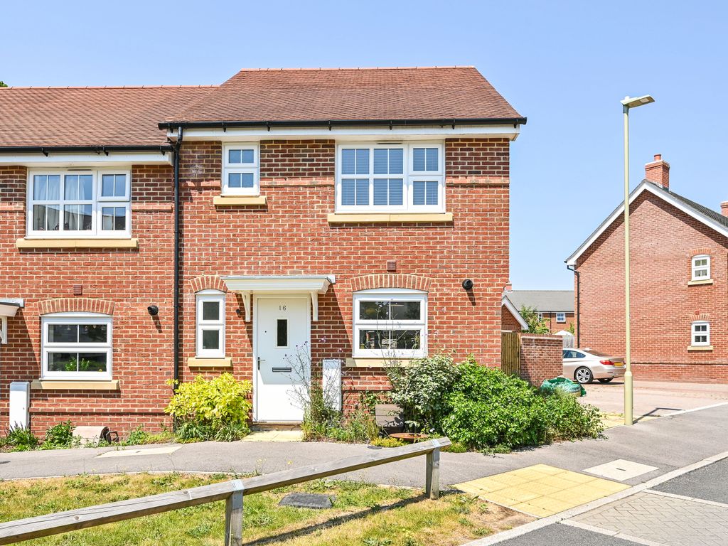 3 bed end terrace house for sale in Farm Drive, Petersfield, Hampshire