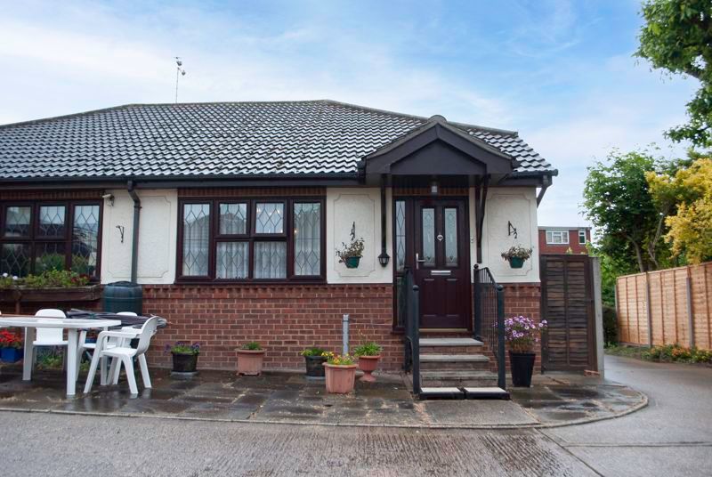 2 bed semidetached bungalow for sale in Kingsway Mews, Kingsway