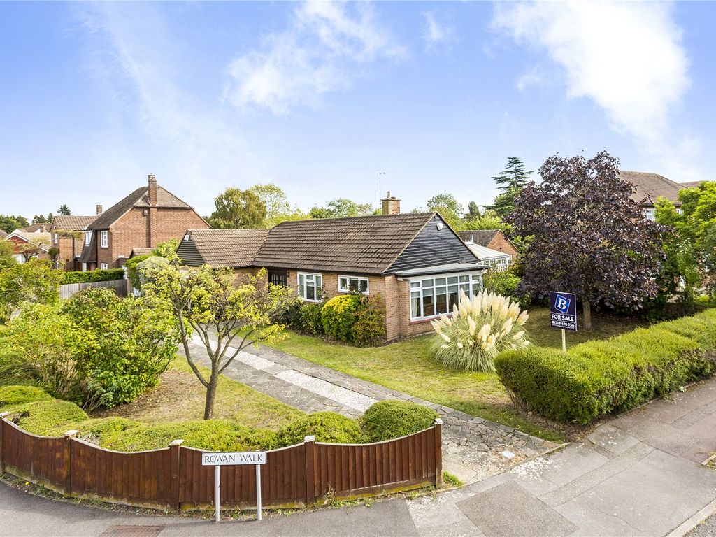 3 bed detached bungalow for sale in Rowan Walk, Hornchurch RM11, £