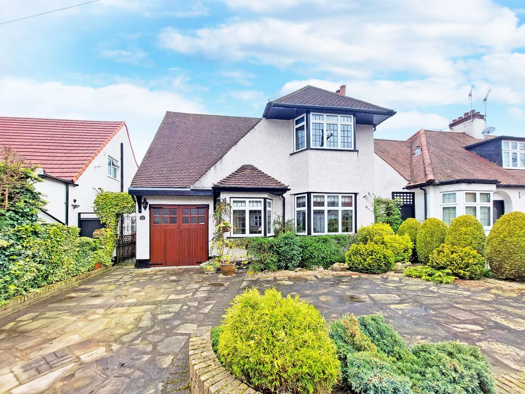 3 bed detached house for sale in West Avenue, Pinner HA5, £865,000 Zoopla