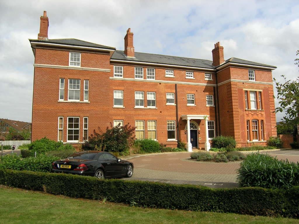 2 bed flat to rent in Queen Alexandras Way, Epsom KT19, £1,550 pcm Zoopla