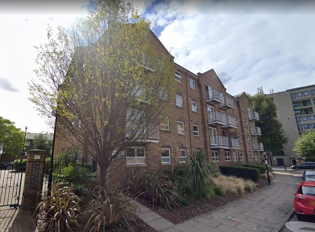 2 bed flat to rent in Lyndhurst Lodge, Millennium Drive, Canary Wharf