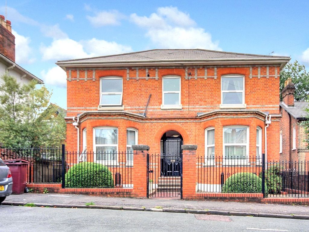 2 bed flat for sale in Brunswick Hill, Reading, Berkshire RG1, £215,000