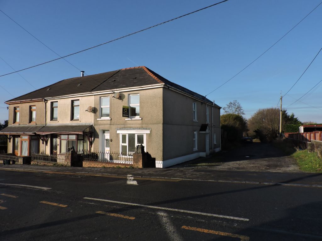 4 bed end terrace house for sale in Llandeilo Road, Cross Hands