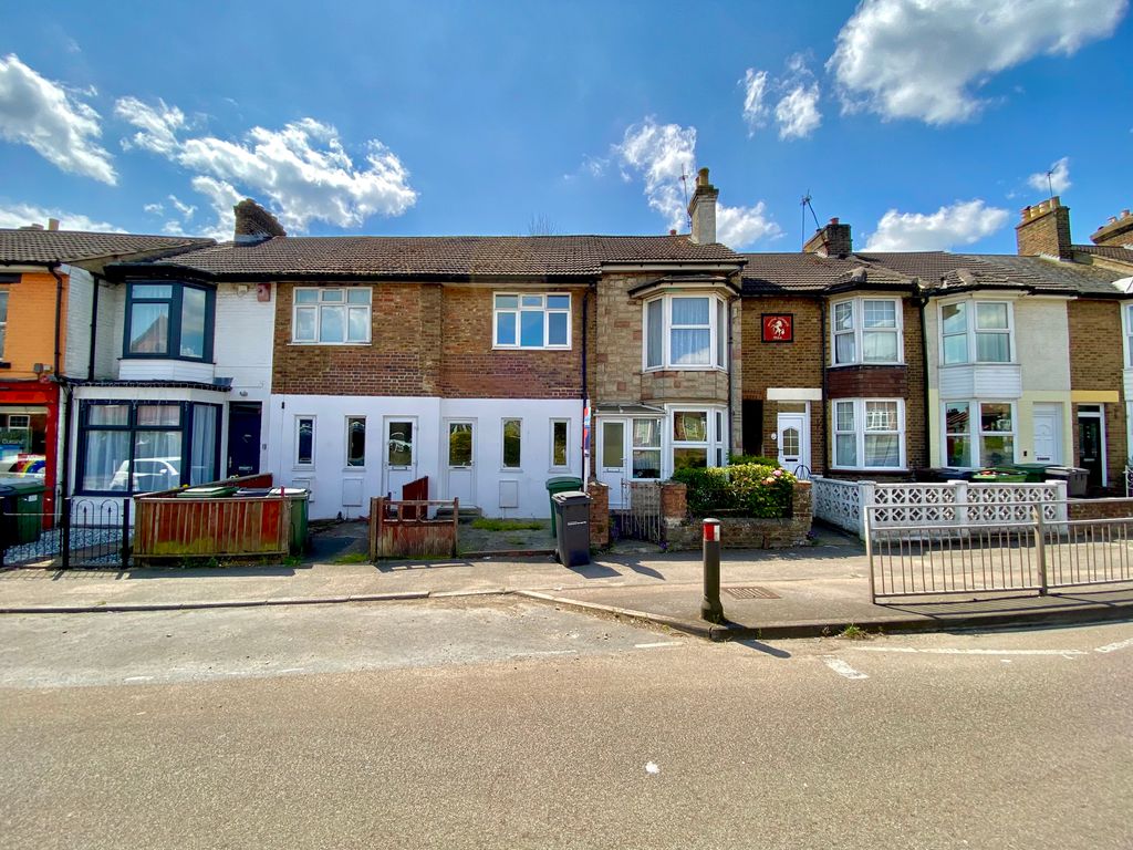 3 bed property to rent in Tonbridge Road, Maidstone ME16, £1,400 pcm