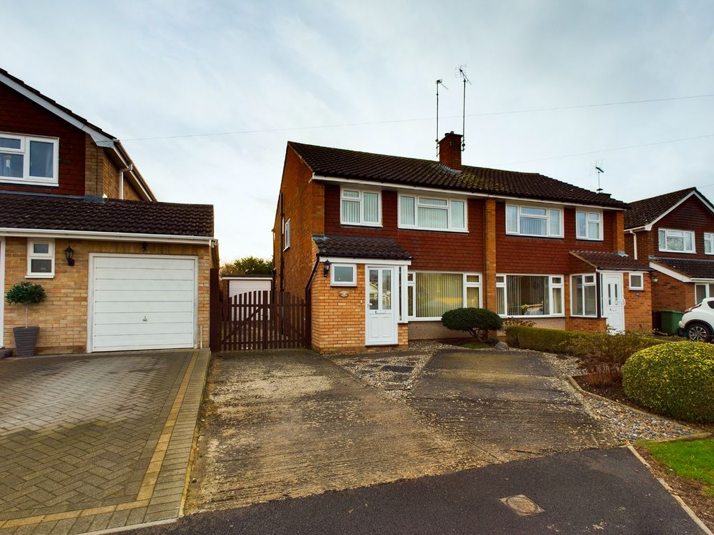 3 bed semidetached house for sale in Broughton Avenue, Aylesbury HP20