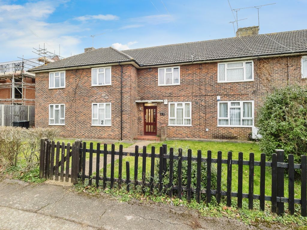 1 bed flat for sale in Collard Avenue, Loughton, Essex IG10, £275,000