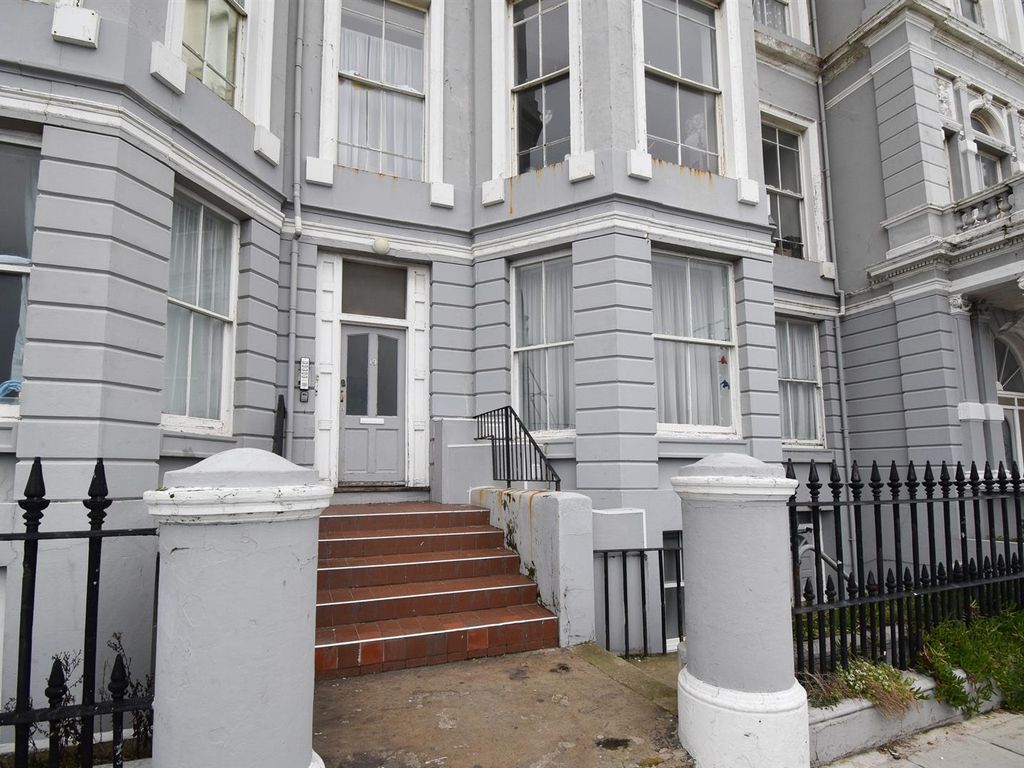 2 bed flat to rent in Eversfield Place, St. LeonardsOnSea TN37, £