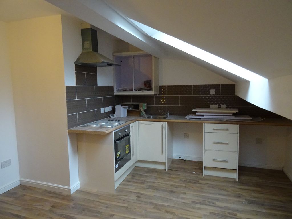 2 bed flat to rent in Barry Street, Bradford 1, West Yorkshire BD1, £550 pcm Zoopla