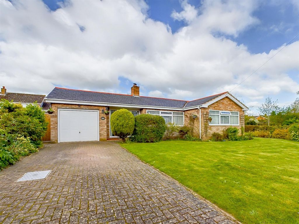 3 bed detached bungalow for sale in Charles Way, Malvern WR14, £525,000