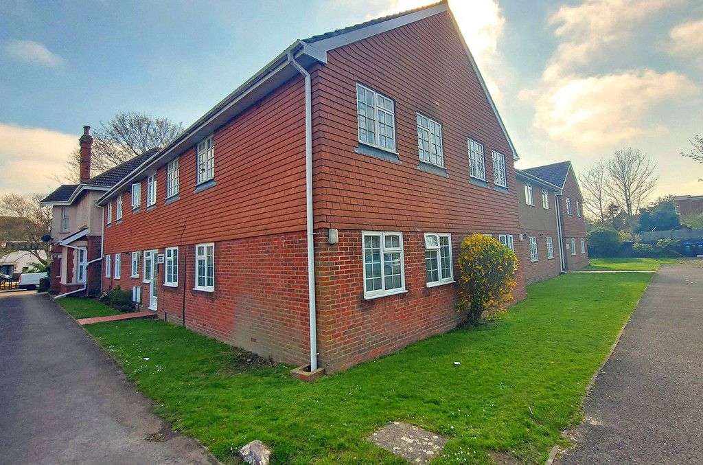 2 bed flat to rent in Bulkington Avenue, Worthing BN14 Zoopla