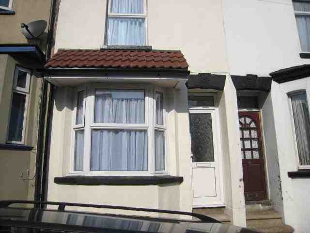 3 bed terraced house for sale in Castle Road, Chatham ME4, £210,000