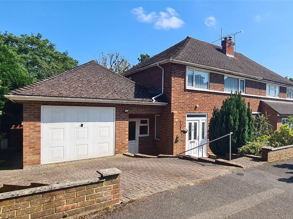 3 bed semidetached house for sale in Fernhill Close, Blackwater