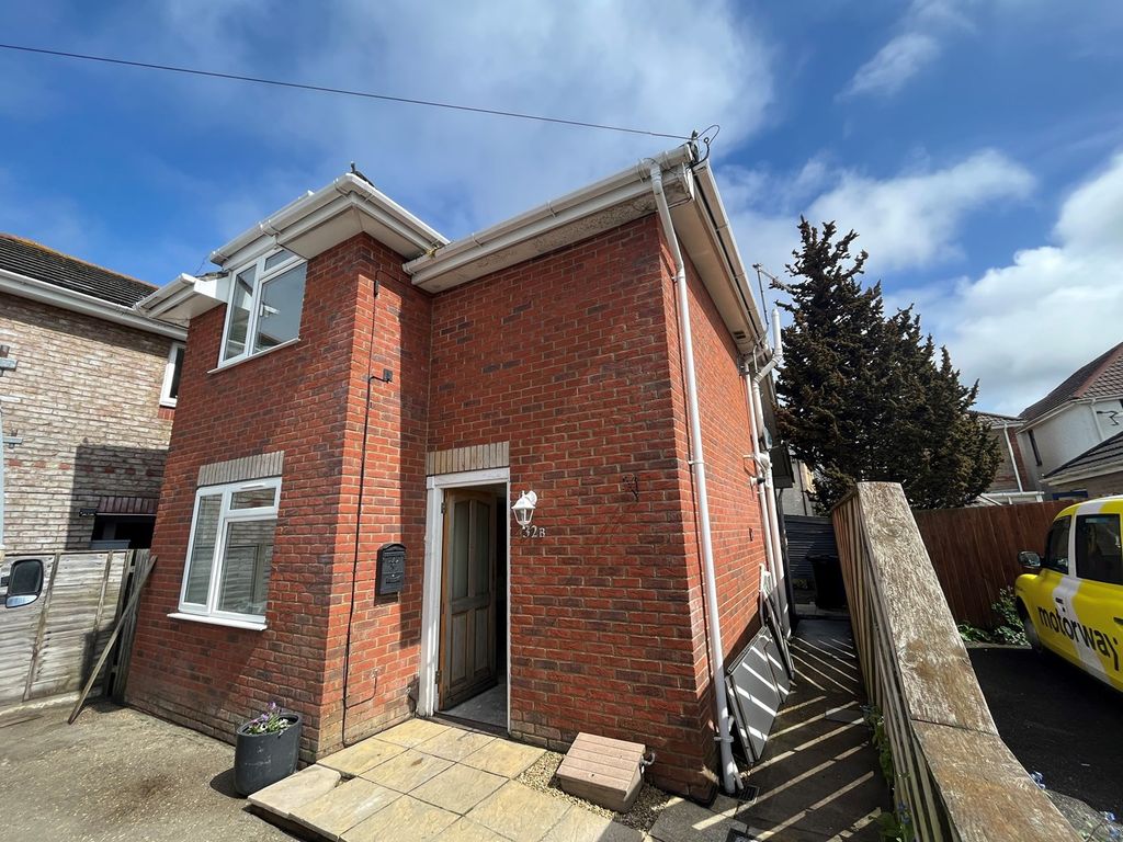 2 bed detached house to rent in Winterbourne Road, Poole BH15 Zoopla