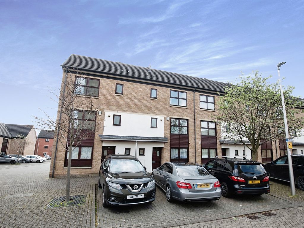 4 bed terraced house for sale in Tower Square, Northampton NN5 Zoopla