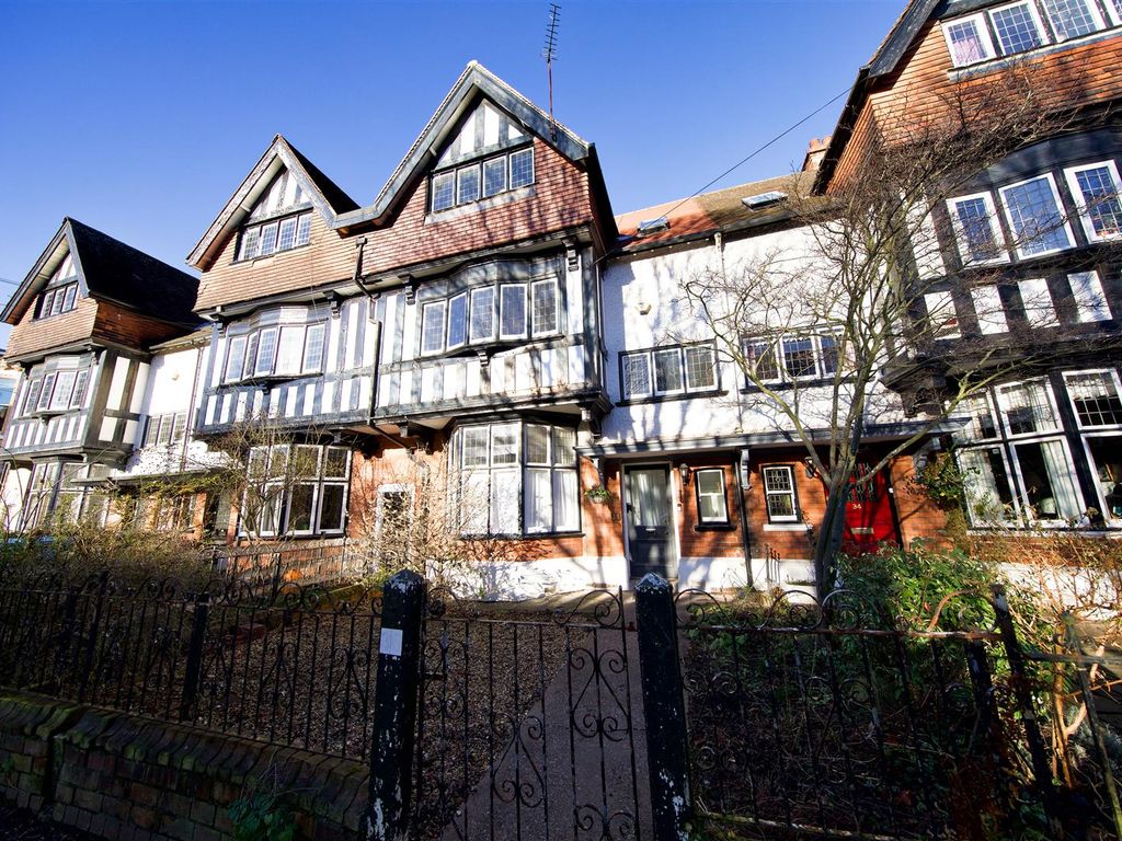 5 bed terraced house for sale in Westbourne Avenue, Princes Avenue