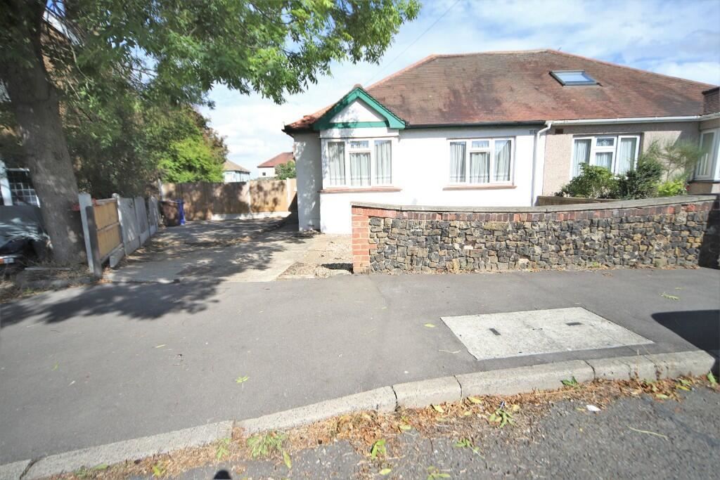 3 bed bungalow for sale in Fetherston Road, Corringham, StanfordLe