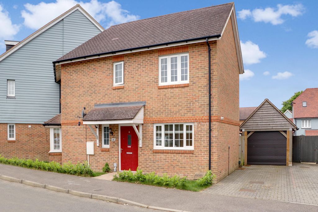3 bed semidetached house for sale in Siskin Close, Hawkinge