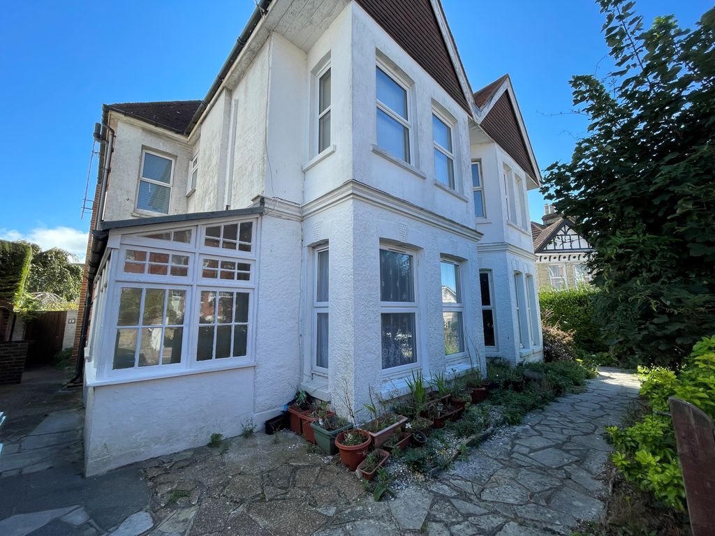 Studio to rent in Hurst Road, Eastbourne BN21, £625 pcm Zoopla