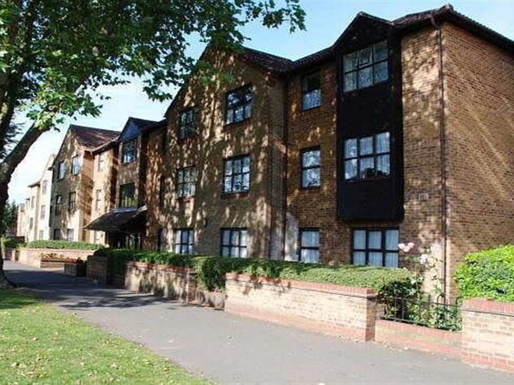 1 bed flat to rent in Cromwell Lodge, Longbridge Road, Barking IG11, £
