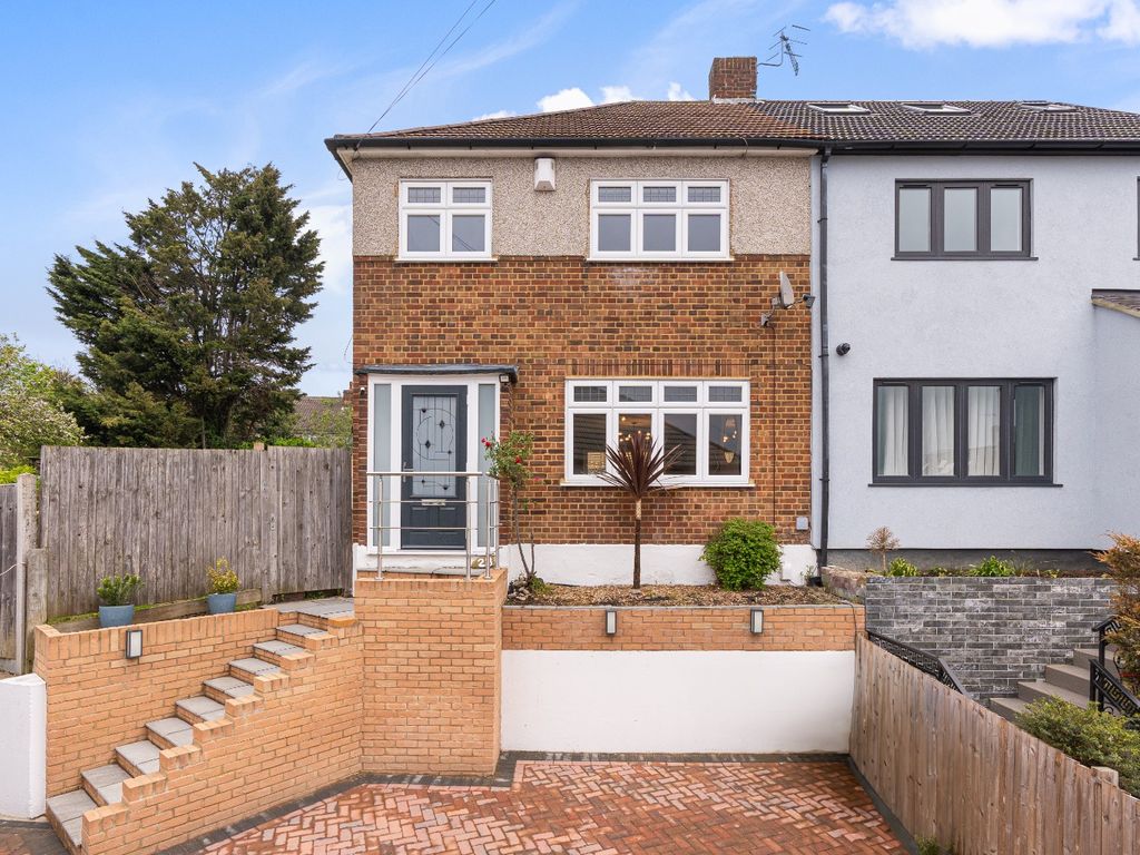 3 bed semidetached house for sale in Brasted Close, Bexleyheath, Kent