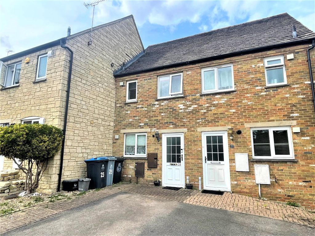 2 bed terraced house for sale in Barrington Close, Witney, Oxfordshire