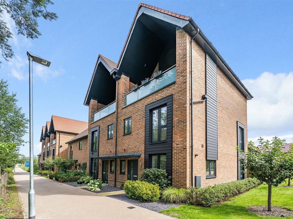 3 bed semidetached house for sale in Stirling Close, Crowthorne