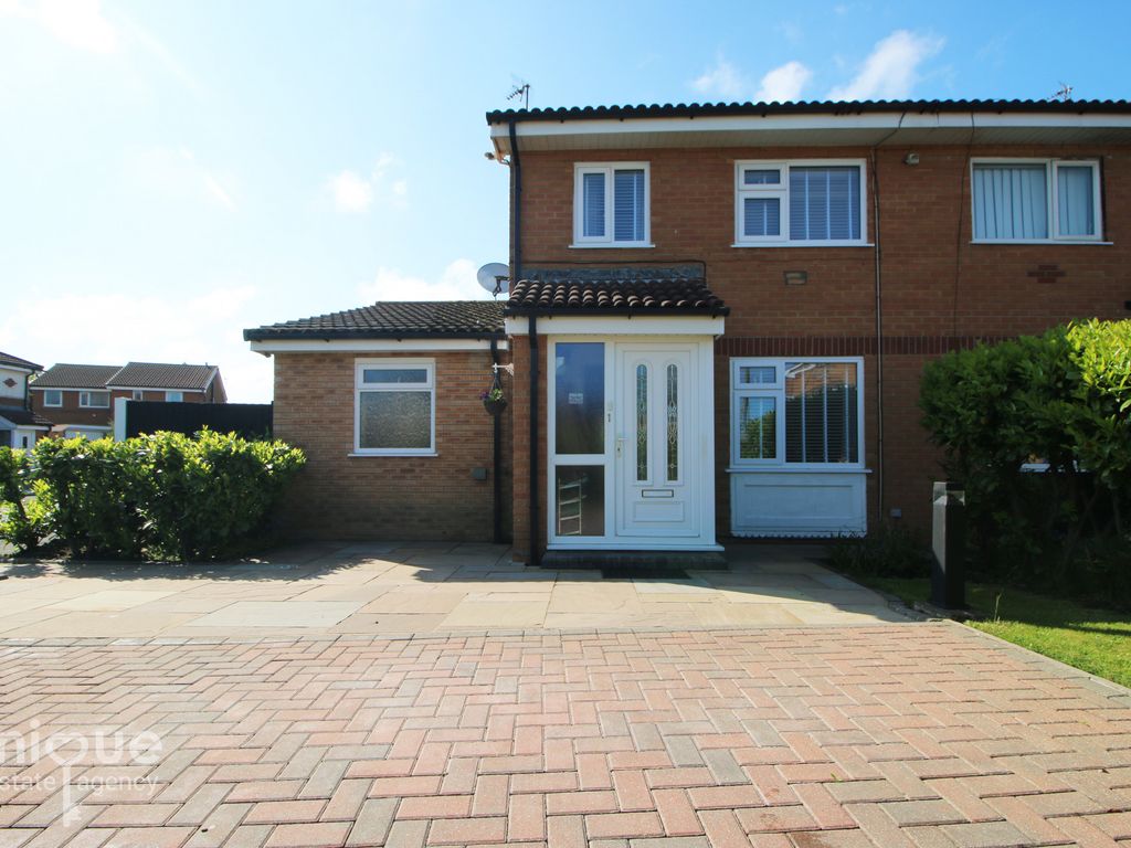 4 bed semidetached house for sale in Fieldfare Close, Thornton