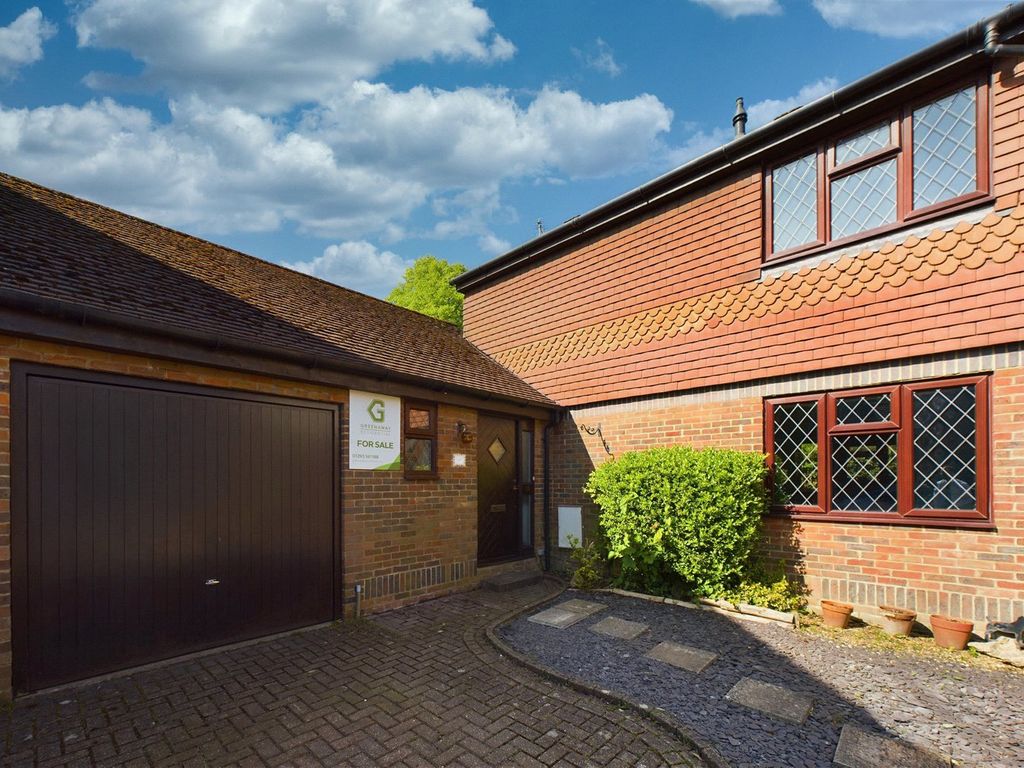3 bed link detached house for sale in Glebelands, Crawley Down, Crawley