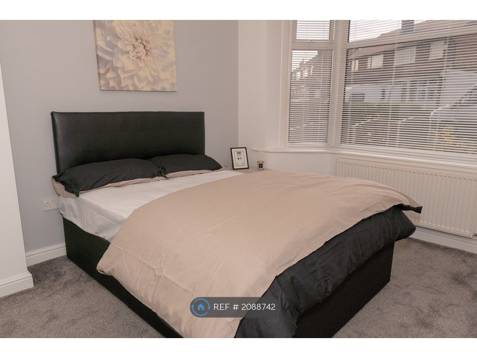 Room to rent in Ashwood Avenue, Denton, Manchester M34, £550 pcm Zoopla