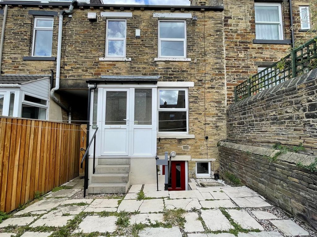 2 bed town house to rent in Hyde Street, Thackley, Bradford BD10 Zoopla
