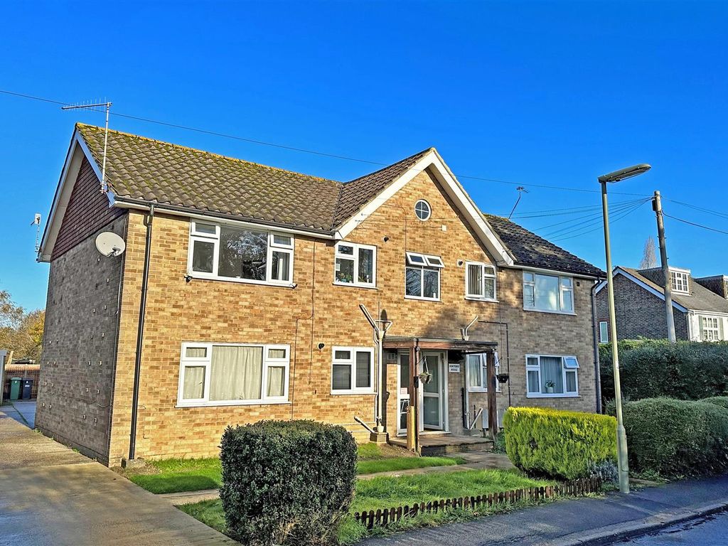 2 bed flat for sale in Honeycrock Lane, Salfords, Redhill RH1, £250,000