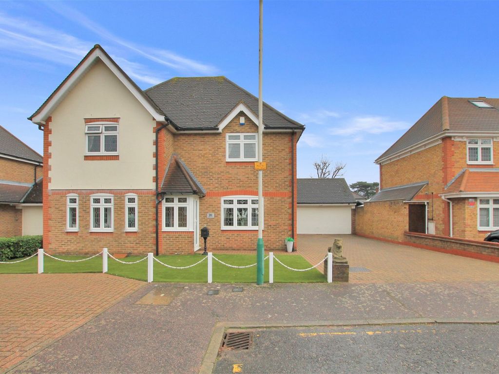 4 bed detached house for sale in Pinecroft, Gidea Park RM2, £950,000