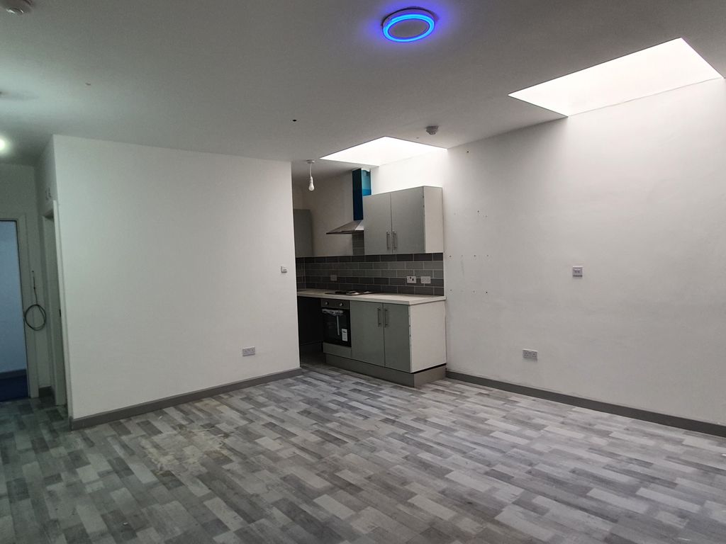 Studio to rent in Leeds Road, Bradford BD3, £550 pcm Zoopla