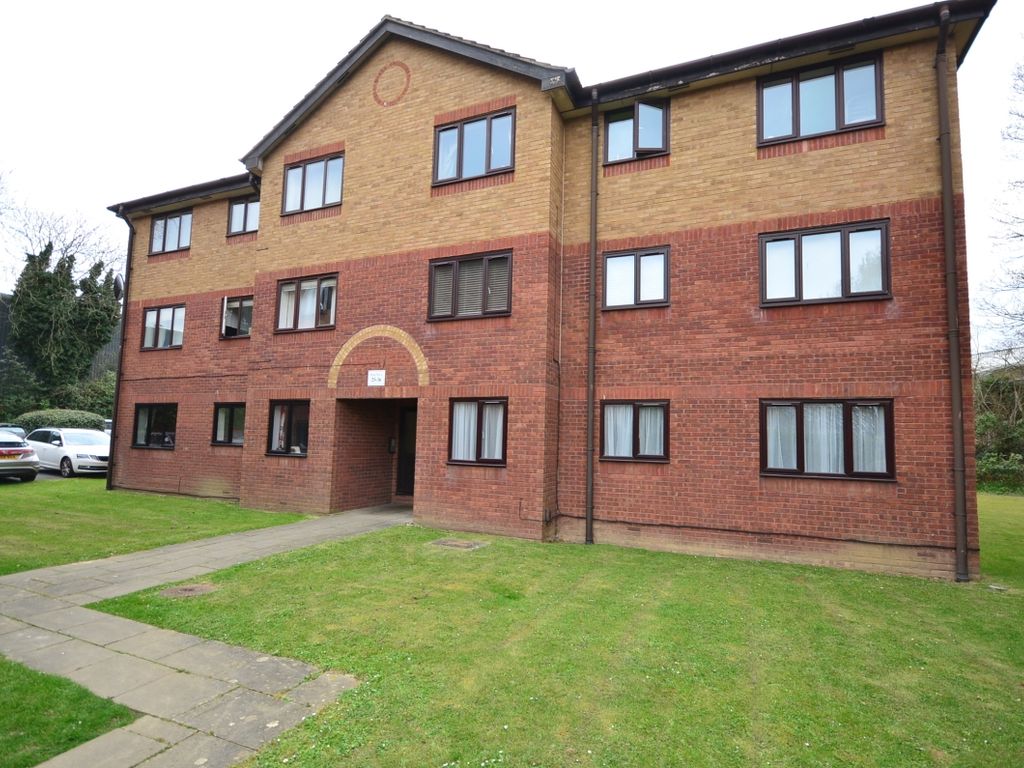 2 bed flat to rent in St. Court, Longmere Road, Crawley RH10